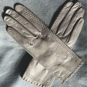 New vintage leather off white gloves